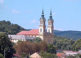 Manastirea "Sfanta Maria Radna" aduna credinciosii din tara si strainatate - Virtual Arad News (c)2004