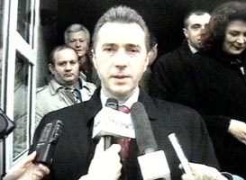 Ministrul Sanatatii - Ovidiu Branzan a fost asaltat de ziaristi cu intrebari 