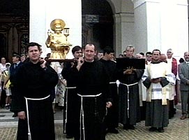 Moastele Sfantului Anton de Padova au poposit in fata Primariei  Aradului