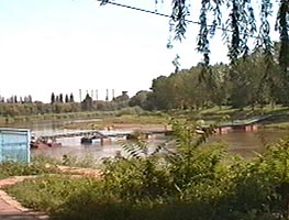 Pana la aparitia unui constructor pentru pasarela, podul de pontoane va ramane - Virtual Arad News (c)2004