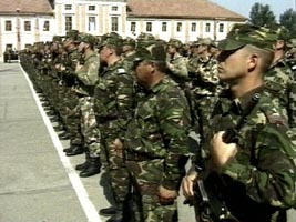 Recent reintorsi din Kosovo militarii aradeni au fost medaliati cu ordinul NATO