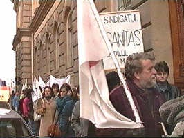 Sindicalistii Sanitas ameninta cu greva generala