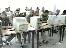 Detinutii se pot califica si in meseria de operatori pe calculator