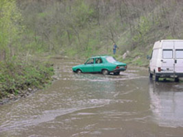 Drumurile inundate au facut circulatia greoaie in judet