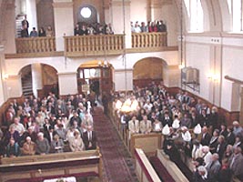 Dupa ceremonie cei prezenti au urmarit slujba religioasa la Biserica Reformata
