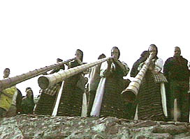 In ciuda timpului capricios tulnicaresele au vestit inceperea serbarilor de pe Muntele Gaina