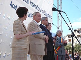 In iunie 2002 in prezenta premierului Nastasi si ministrului Bartos s-a deschis Centrul de Diagnostic - Virtual Arad News (c)2005