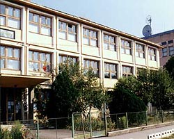 In urma exploziei, cea mai grav afectata a fost cladirea liceului - Virtual Arad News (c)2005