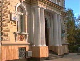 Intrare in Palatul Justitiei aradene - Virtual Arad News (c)2005