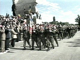 Militarii marcheaza momentul Paulis anual printr-o defilare