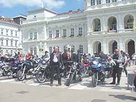 Motociclistii germani au poposit si in fata Palatului Administrativ