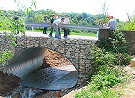 Podul daramat de ape de la Draut a fost terminat in timp record