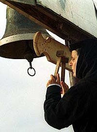 Si in bisericile si manastirile ortodoxe se vor trage clopotele si se vor rosti rugaciuni pentru Papa