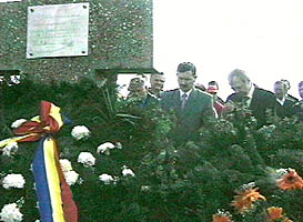 Si oficialitatile din mai multe judete au depus coroane la monumentul de pe Muntele Gaina