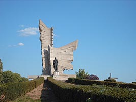 Monumentul Ostasului roman de la Paulis - simbol al unor vremuri incarcate de eroism - Virtual Arad News (c)2005