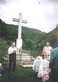 Corneliu Cornea si preotul la parastasul eroilor anticomunisti din zona Chisindia - Virtual Arad News (c)2006