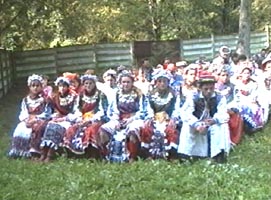 De Inviere siculanii poarta frumoasele costume populare - Virtual Arad News (c)2006