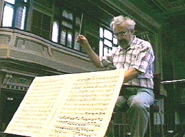 Directorul Filarmonicii - Dorin Frandes in timpul repetitiei