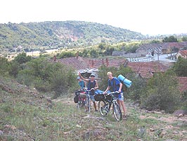 Drumul la Cetatea Soimos poate fi parcurs si de biciclisti - Virtual Arad News (c)2006