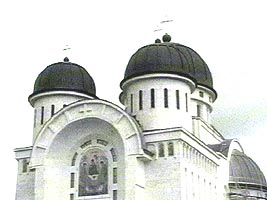 Duminica a fost oficiata prima slujba in noua catedrala a Aradului
