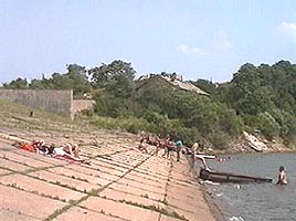 La Taut - strand improvizat la baraj - Virtual Arad News (c)2006
