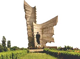 Monumentul Eroilor de la Paulis creaza disputa intre romani si maghiari - Virtual Arad News (c)2006