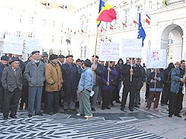 Protestul taranilor din Sambateni pe platoul din fata Primariei
