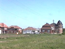 Casele din sectorul rromilor din Covasant par adevarate palate - Virtual Arad News (c)2007