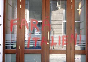La Banca San Paolo IMI a aparut o inscriptie xenofoba