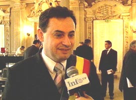 Primarul Gheorghe Falca discuta cu redactorul Ziarului Adevarul