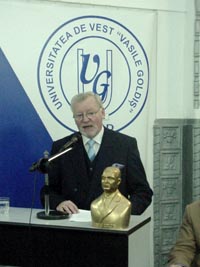 Rectorul UVVG - Aurel Ardelean este de acord cu amplasarea la Arad a lucrarii sculptorului Codre Florin