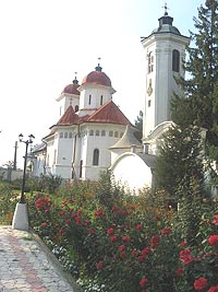 Turnul-clopotnita strajuieste intrarea in manastire - Virtual Arad News (c)2007