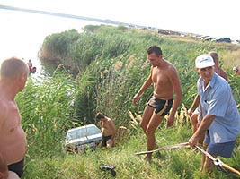 Un grup de tineri a alunecat cu masina in lacul Ghioroc