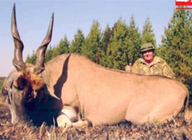 Un vanator aradean a vanat cea mai mare antilopa la un safari