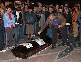 Aradenii prezenti aseara in fata Primariei au participat la un ritual care a simbolizat inmormantarea guvernului