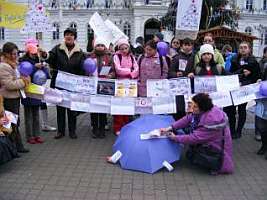 Copii de la mai multe scoli din Arad au protestat impotriva violentei asupra femeii