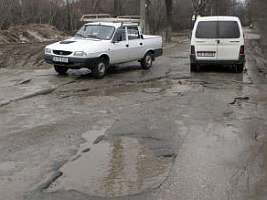 Drumul comunal din satul Cladova se afla deja in stare de degradare desi a fost recent reabilitat