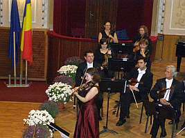 Joia trecuta solista Patricia Kopacinskaia si dirijorul Valentin Doni, alaturi de orchestra Filarmonici au sustinut un concert simfonic