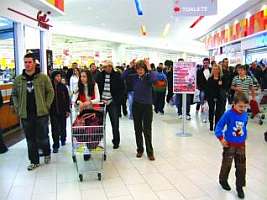 Noaptea cumparaturilor a adus multi clienti magazinelor din cadrul centrului comercial Armonia