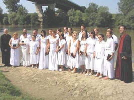 Peste 20 de persoane au fost botezate de biserica baptista "Metanoia"