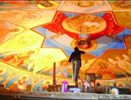 Pictorul Petru Botezatu din SUA executa picturile interioare la Manastirea Gai