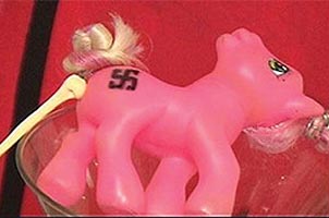 Povestea poneiului roz vazuta de artist