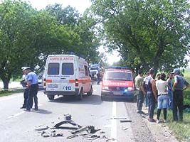 Sosea blocata intre Pecica si Nadlac din cauza accident intre microbuz si tractor