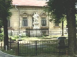 Un parculet de pe strada Episcopiei gazduieste Statuia Sfantului Nepomuk