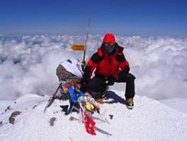 Alpiniştii aradeni au escaladat cel mai înalt vârf din Europa, Elbrus, 5.642 de metri înălţime