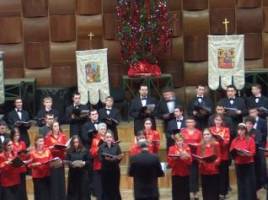 An de an concertele de colinde susţinute de către Corul bărbătesc „Anatolis" şi corul mixt „Sfântul Ioan Mărturisitorul" aduc în sala de spectacole mii de spectatori