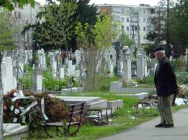 Arãdenii s-au îndreptat duminicã spre cimitire pentru a-i comemora pe cei dragi care îşi dorm odihna veşnică