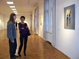 Artistul plastic aradean Mihai Bagu prezentand operele sale