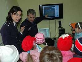 Copiii au venit in numar mare sa vada aparatura cu care lucreaza IJP Arad