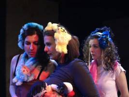 În acest weekend, Teatrul Clasic „Ioan Slavici" din Arad oferă publicului, în premieră pe ţară, spectacolul „Totul despre femei"